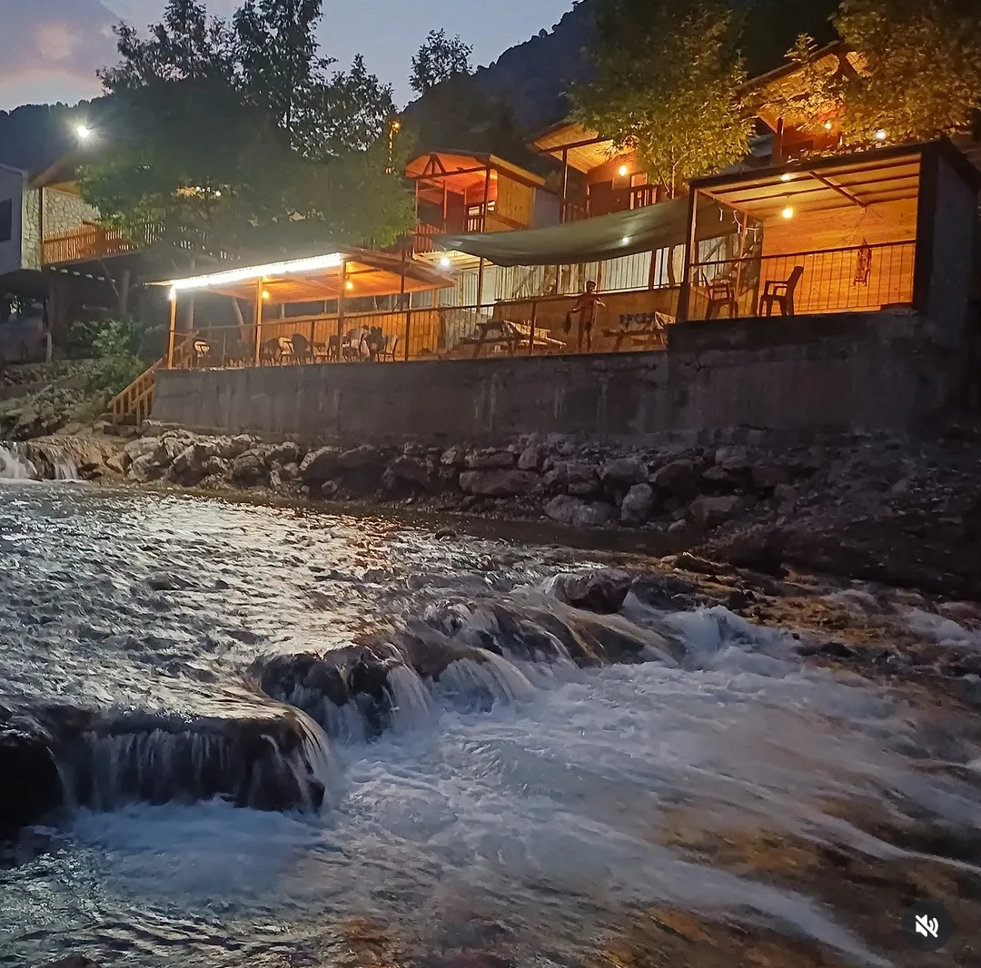 Kapuzbaşı Uçar Bungalov Evleri 